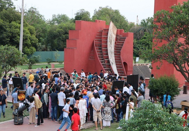 Crowd-Participating-in-Fun-Science-Activities-Jantar-Mantar