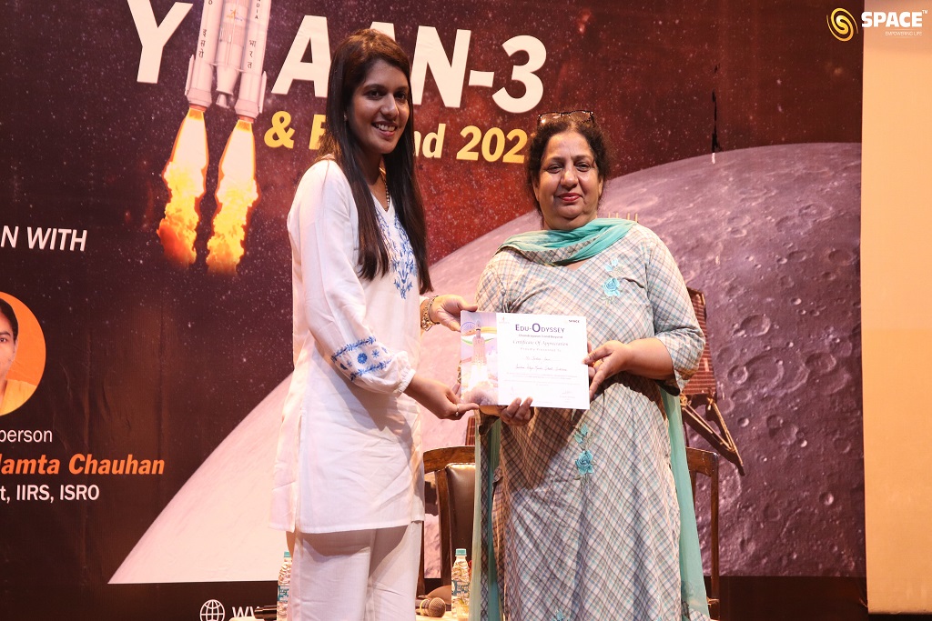 Ms. Avani Patwa Felicitating KVM School coordinator Ms. Jasdeep Kaur
