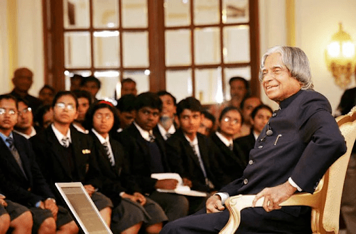 Dr. Kalam discussing with school students about space science