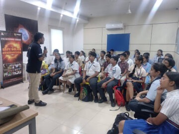 Educator explained students about Safe Solar observation techniques