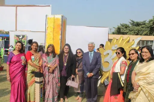 Group photo of Dignitaries with 3D model of Sun