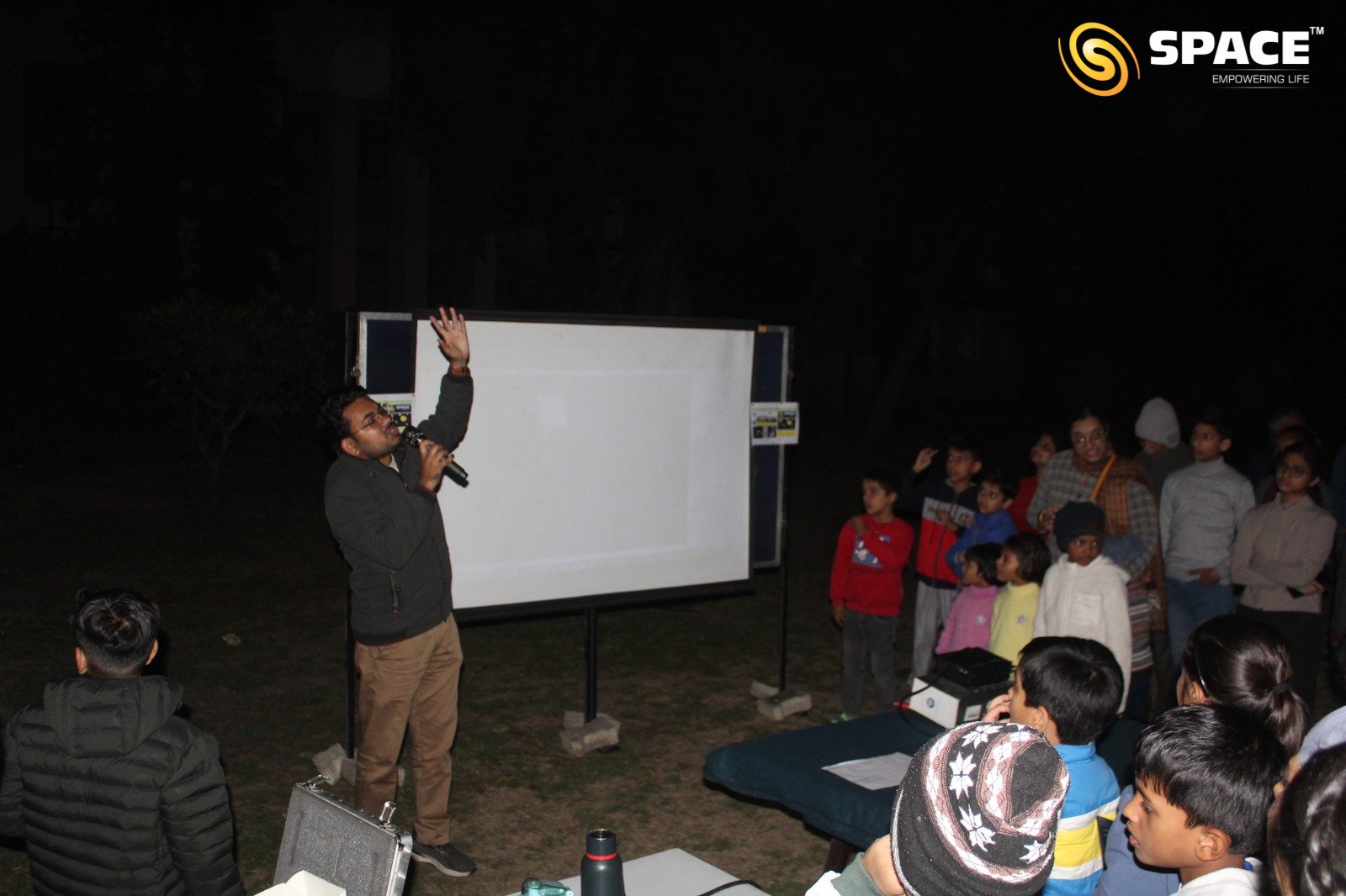 Educator from SPACE India briefing people about the celestial wonders