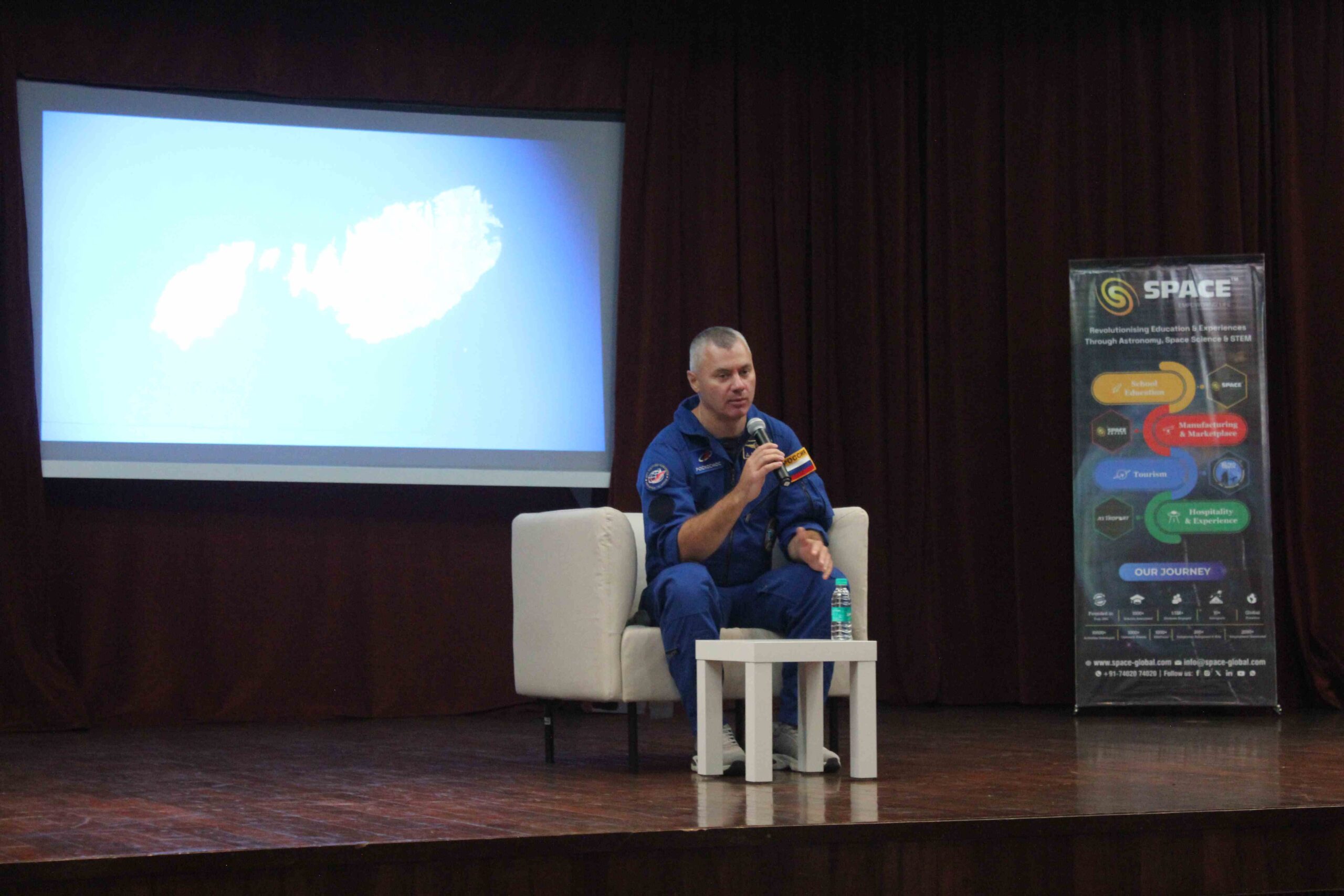Cosmonaut explaning about his experience and showing a video of the same