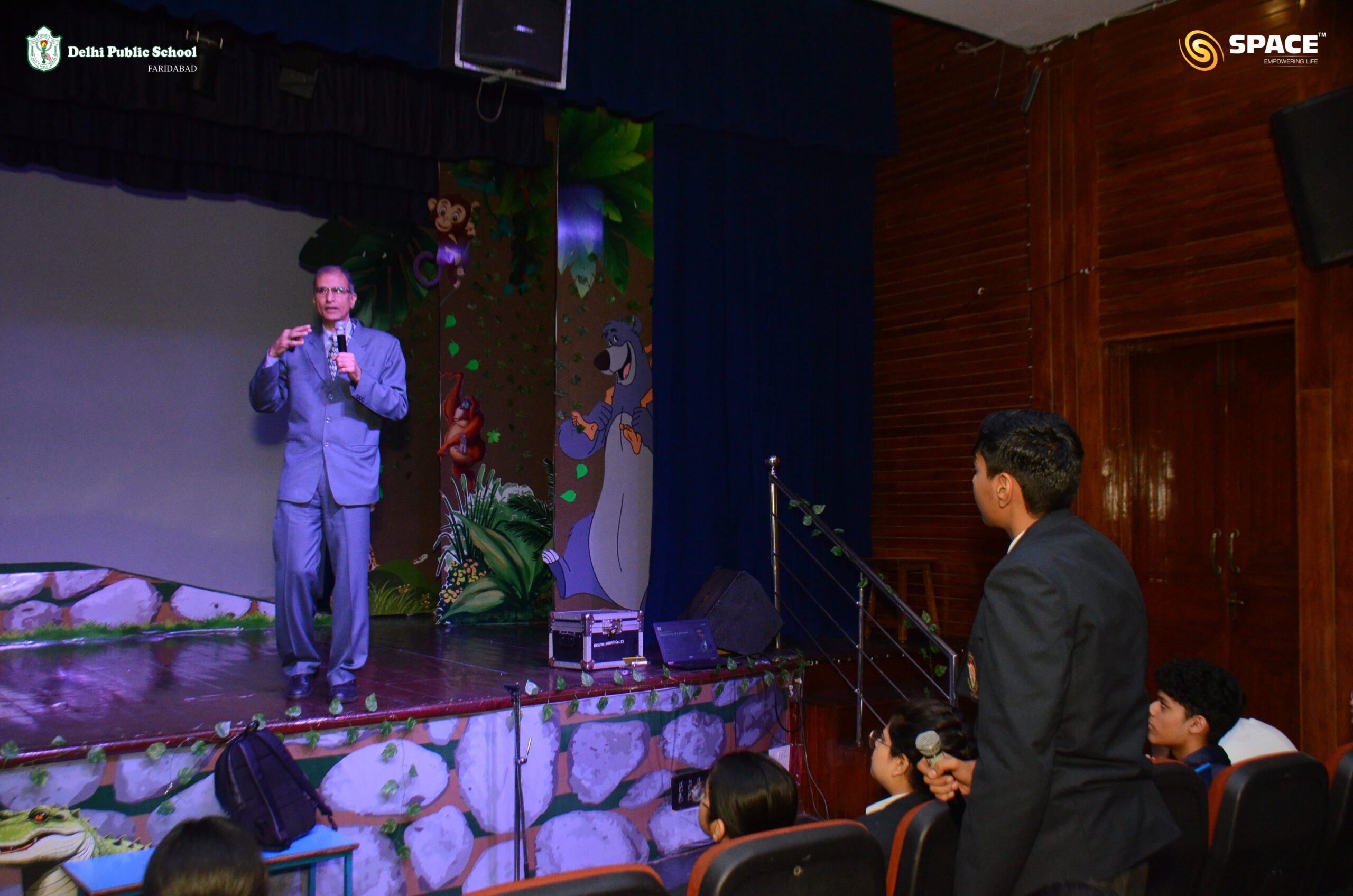 Dr. Arun Bhardwaj addressing the students