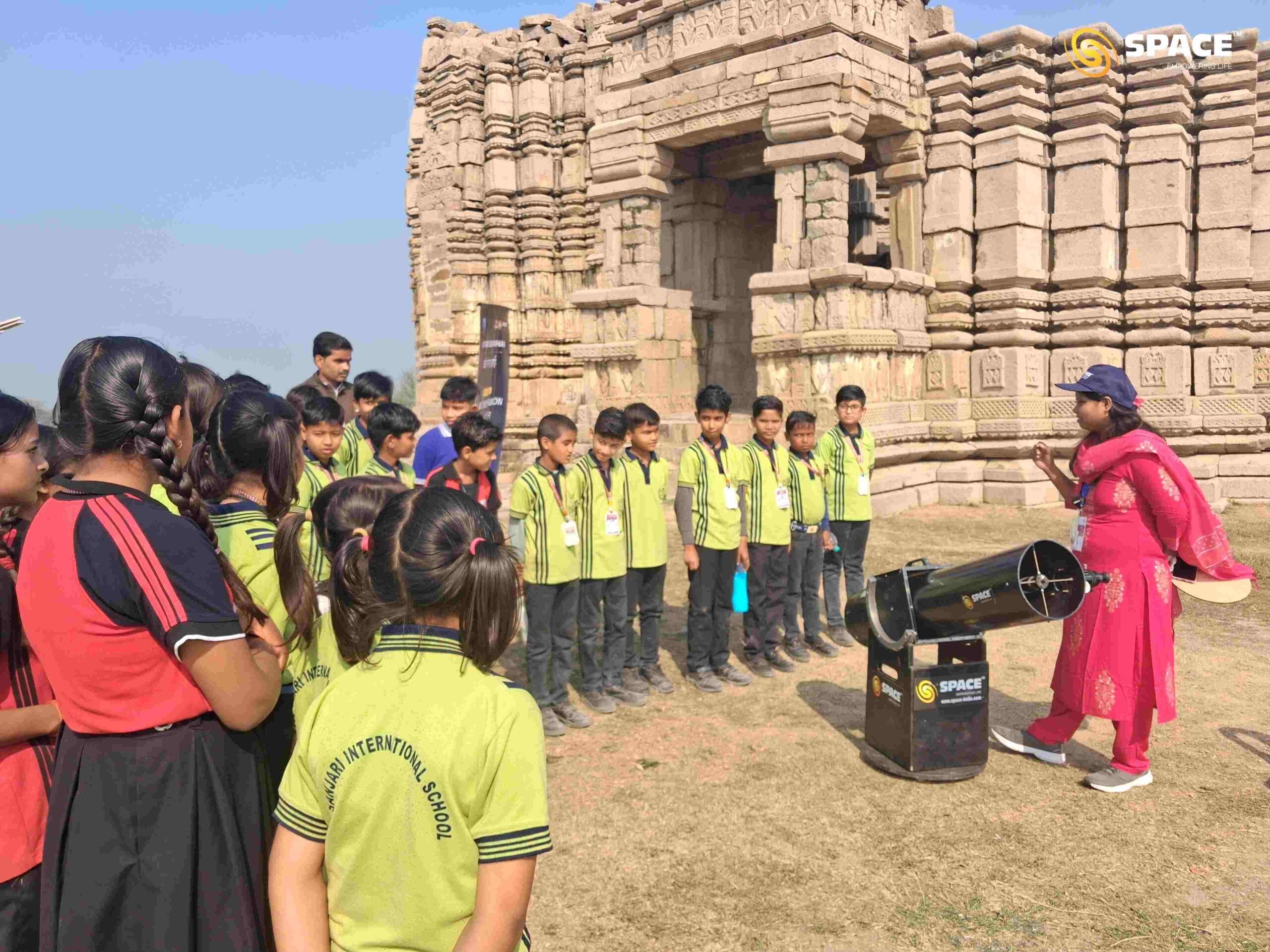 Students observing the Sun responsibly guided by educator of SPACE India